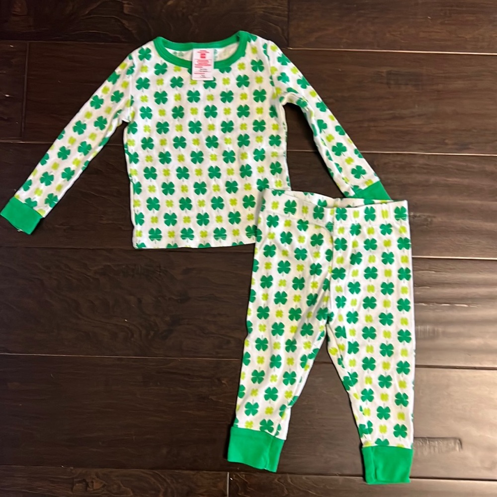 Cat and Jack Gender Neutral St. Patrick’s/Green Clover/Irish Pajama Set!